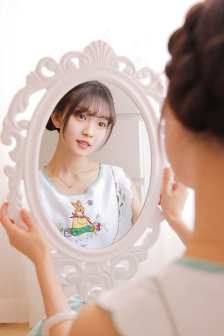 她唇之下